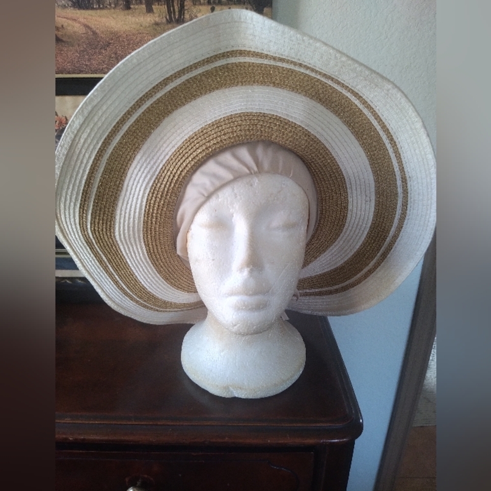 Elegant Wide-Brim Hat in Cream and Tan